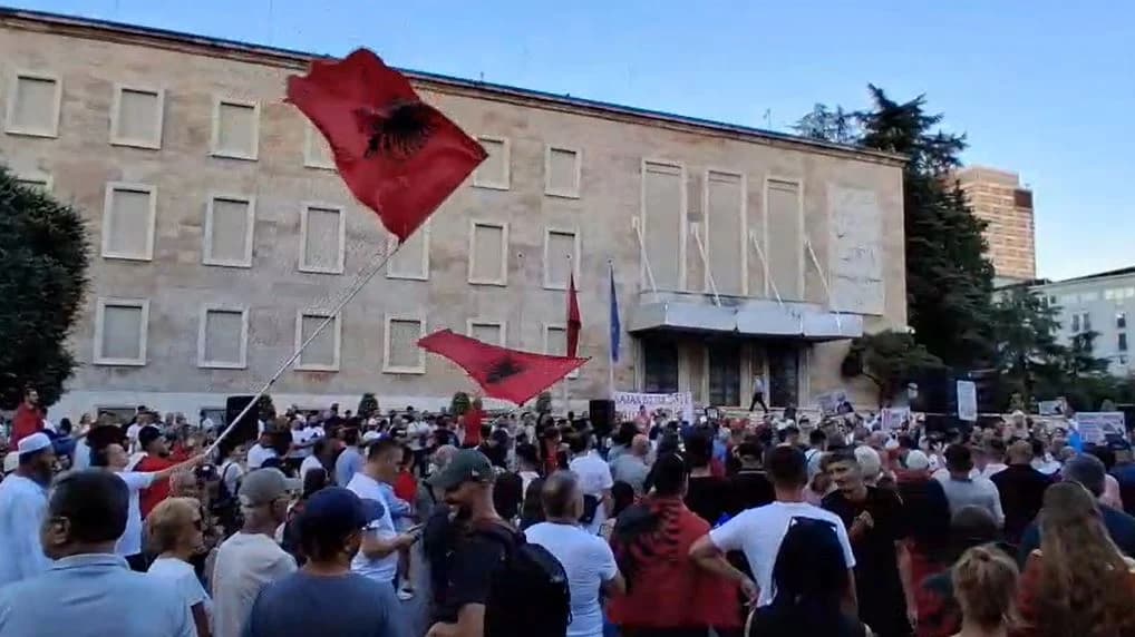 Dita e 36 e protestës, qytetarët para Kryeministrisë, tubimit i bashkohen edhe personat që u liruan sot nga Blloku i Sigurisë