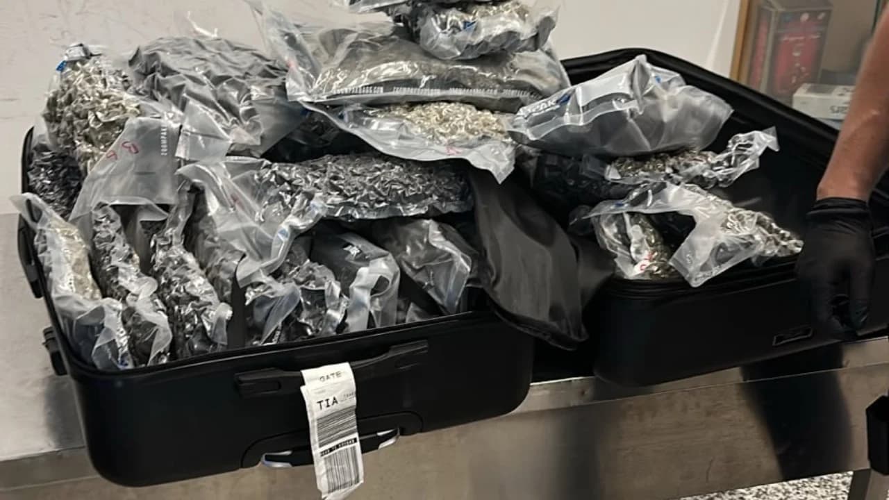 Tentoi të fuste kokainë në Aeroportin “Nënë Tereza”, identifikohen dy valixhe me 46 kilogramë lëndë narkotike