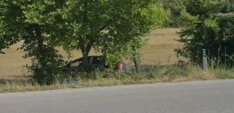 Aksident në aksin rrugor Gjirokastër-Tepelenë/ Makina del nga rruga dhe përfundon në një fushë, plagoset çifti nga Kosova