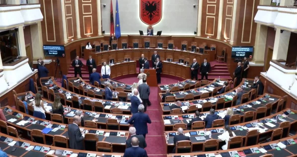 Tensione në Kuvend, deputetët e PD bllokojnë foltoren dhe nuk lejojnë të raportojë Avokati i Popullit, ndërpriten punimet
