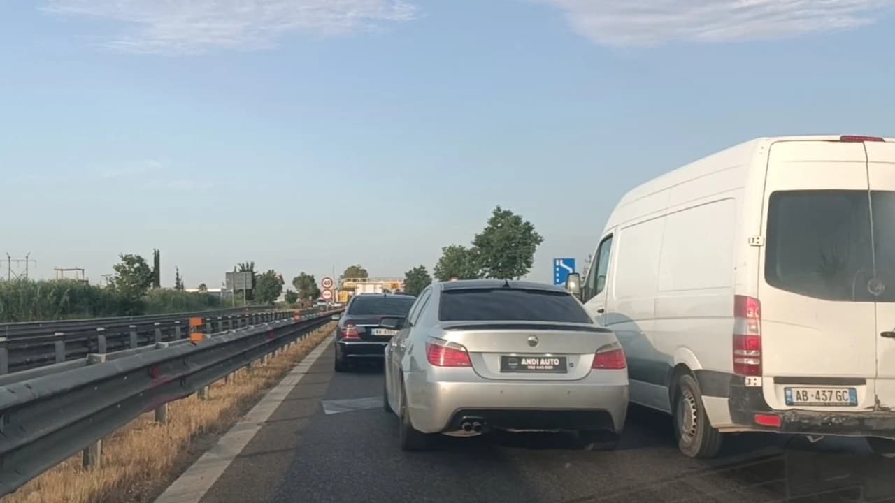 Aksident në autostradën Lushnjë-Fier, përplasen dy automjete pranë “Pushimit të Shoferit”, një i plagosur