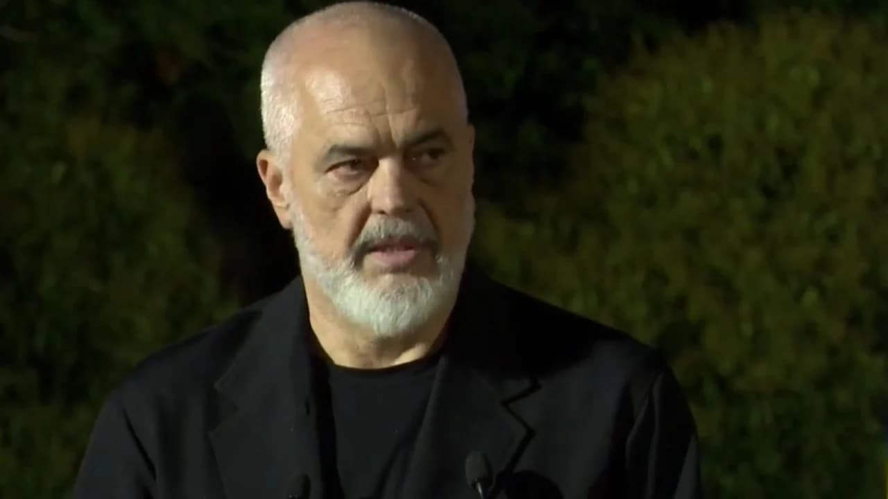 “Jeni shërbëtorë të Atdheut”/ Ceremonia e diplomimit në Akademinë e Forcave të Armatosura, Rama: Kemi forcat më të mirëpaguara të rajonit, nuk do të ndalemi së rrituri pagat