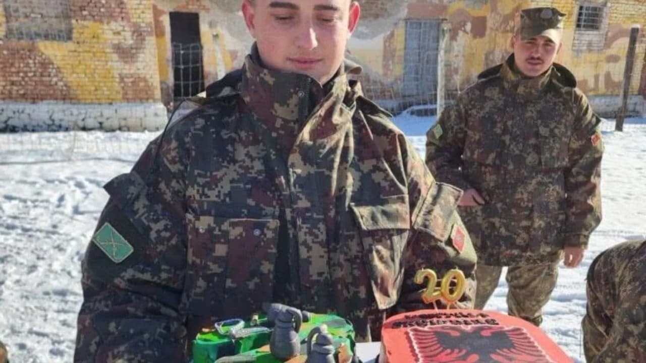 “Drita e syve të mamit”, përcillet nesër për në banesën e fundit 20-vjeçari që u vra nga shoku në Korçë, e ëma prek me fjalët