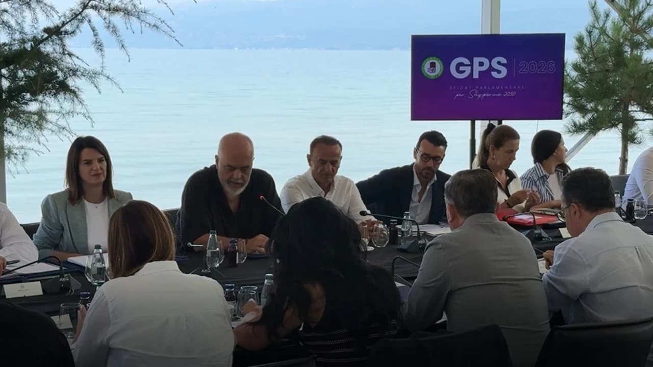 Rama rreth pesë orë mbledhje në Pogradec me drejtuesit e qarqeve dhe kryetarët e komisioneve/ Zbardhen diskutimet dhe porositë e kryeministrit
