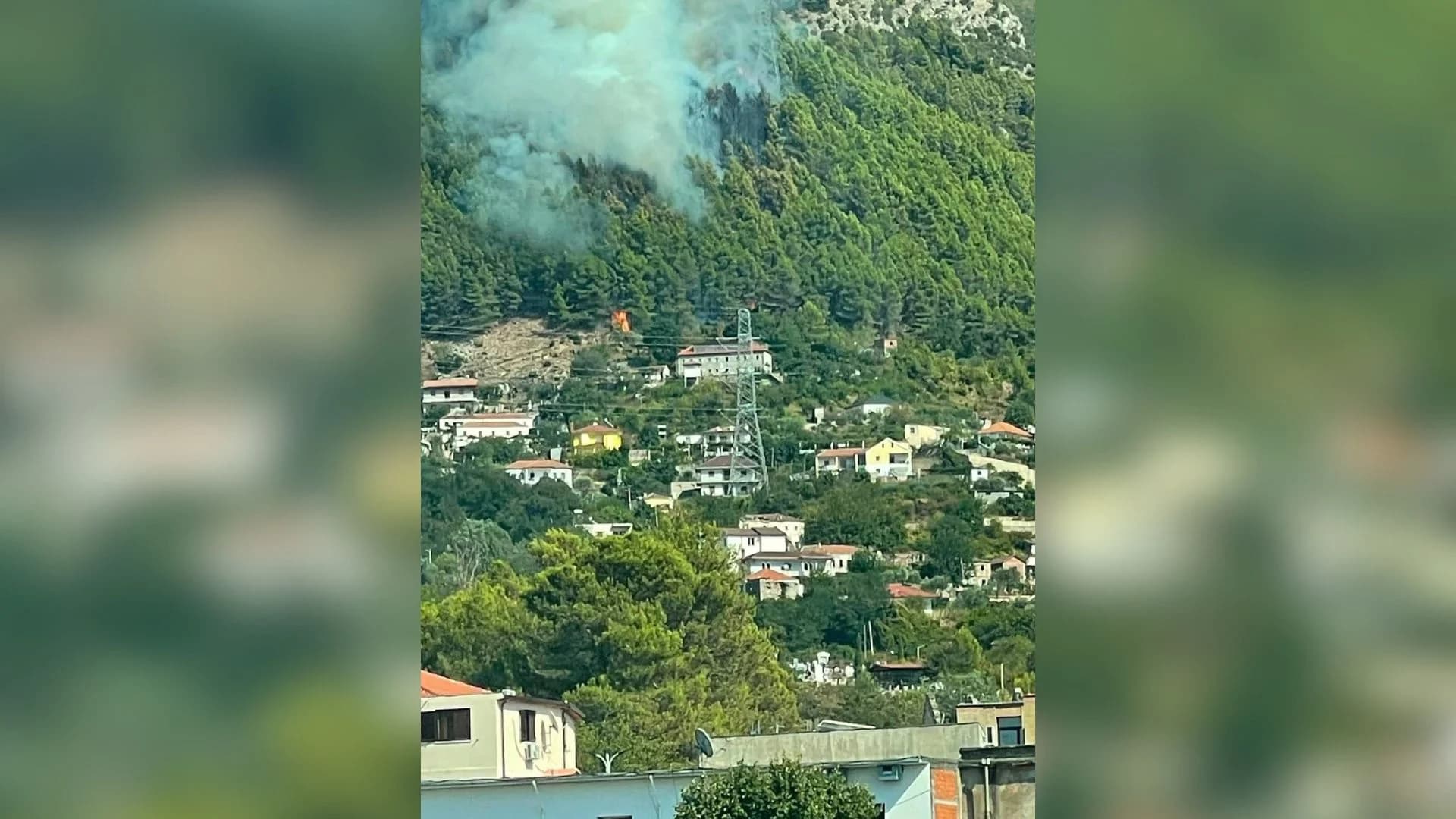 Zjarr në masivin pyjor pranë qytetit të Milotit, avancimi i shpejtë i flakëve rrezikon banesat e qytetarëve