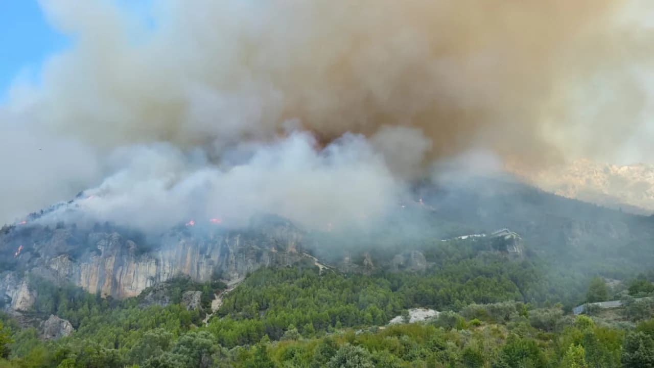 Zjarr në lagjen Abazaj të Krujës, rrezikohen banesat dhe bizneset, ndërhyrje nga toka e zjarri