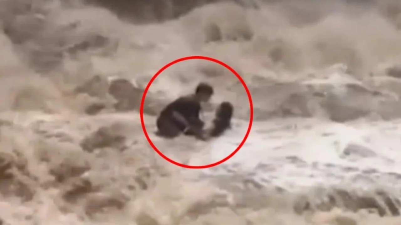 Turistët rrëmbehen nga rrëketë në një ujëvarë në Tajlandë, shpëtohen mrekullisht në minutën e fundit