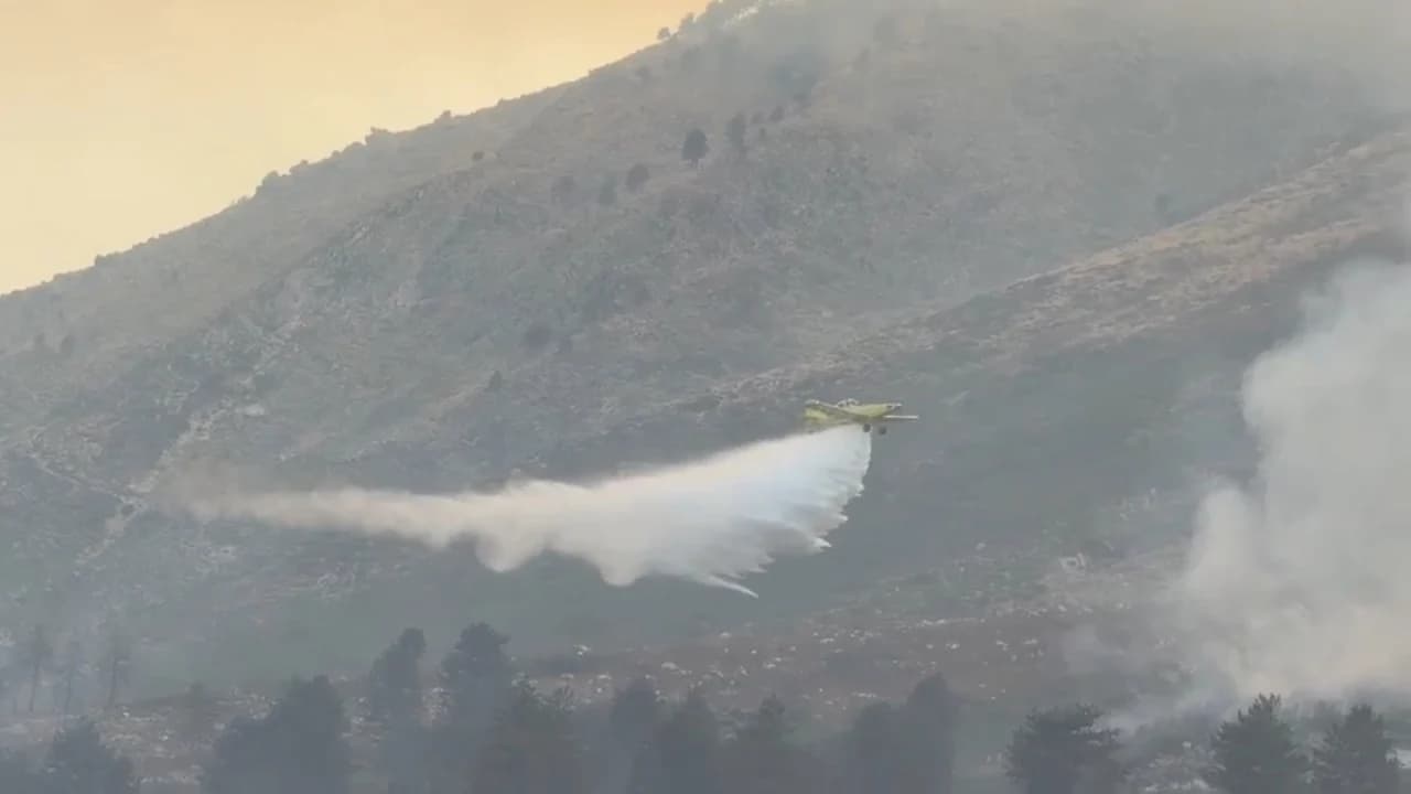 Zjarri mbi Dukat merr përmasa më të mëdha, përhapet drejt Malit të Çikës. Nis ndërhyrja nga ajri me dy avionët “Air Tractor”