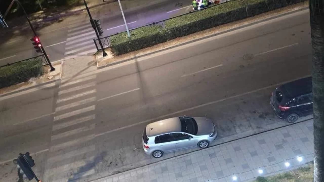 Aksident në Transballkanike/ Shoferi kalon semaforin e kuq, përplas këmbësoren dhe arratiset nga vendi i ngjarjes