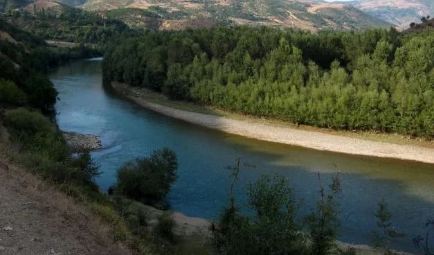 U futën për t’u larë në lumin Drin/ Rrjedha e ujit merr 5 të afërm, shpëtohen 4 prej tyre, një vajzë 7-vjeçare dyshohet e mbytur
