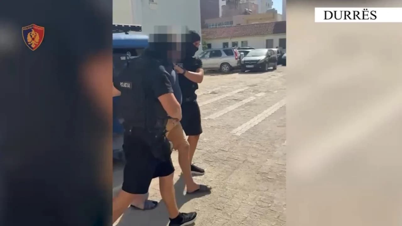Nuk u ekstradua, por u deportua nga SHBA, si u kthye në Shqipëri Sokol Hoxha pas 30 viteve arrati, autor i tre vrasjeve