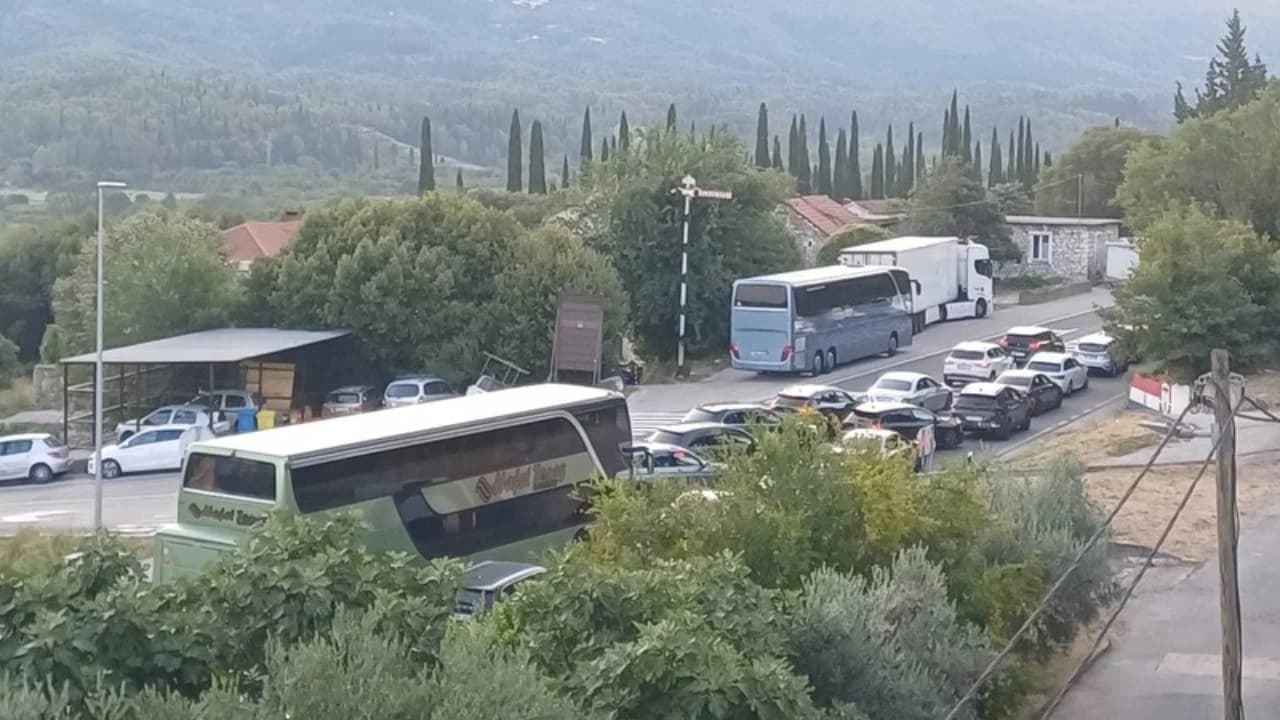 Bllokimi i lëvizjes në kufirin Mali i Zi-Kroaci/ Banorët e zonës hapin dyert e shtëpive për qytetarët që janë në pritje, mes tyre edhe shqiptarë