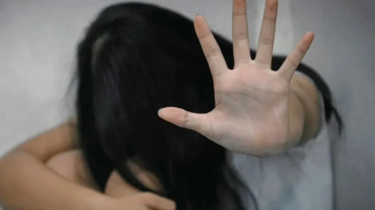 Tronditëse në Greqi/ E detyroi të flinte me të nën kërcënimin se do t’i vriste familjarët, 41-vjeçari shqiptar përdhunon vajzën 9-vjeçare të partneres