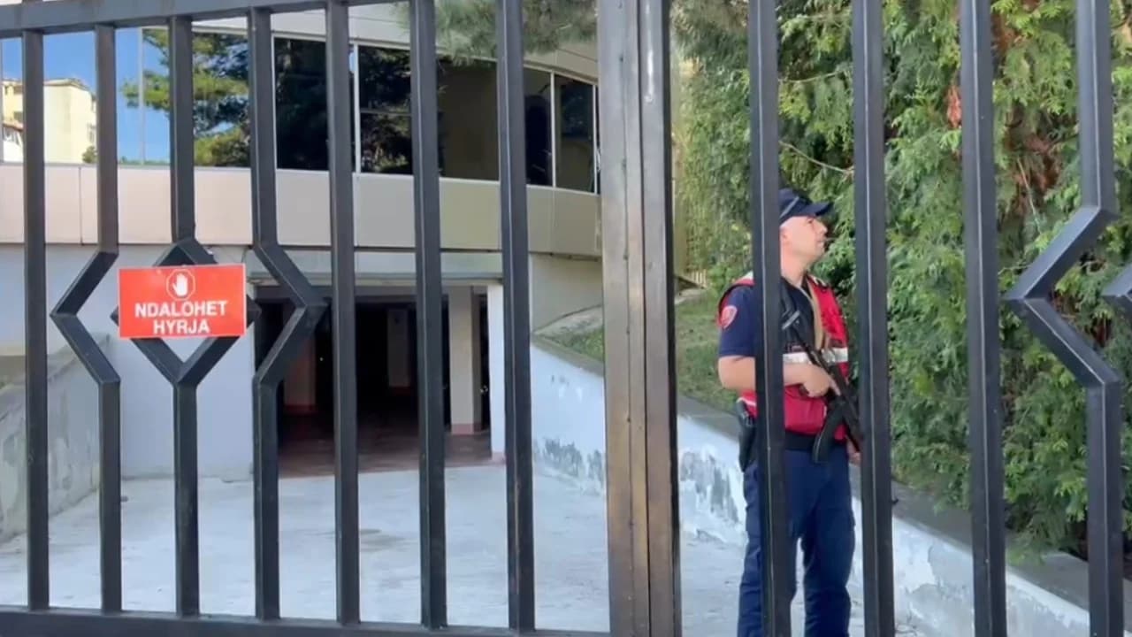 Vrasja e Johan Zukos, Kristian Sterjo mbërrin në Gjykatën e Korçës për masën e sigurisë, shoqërohet nga forca të shumta policie