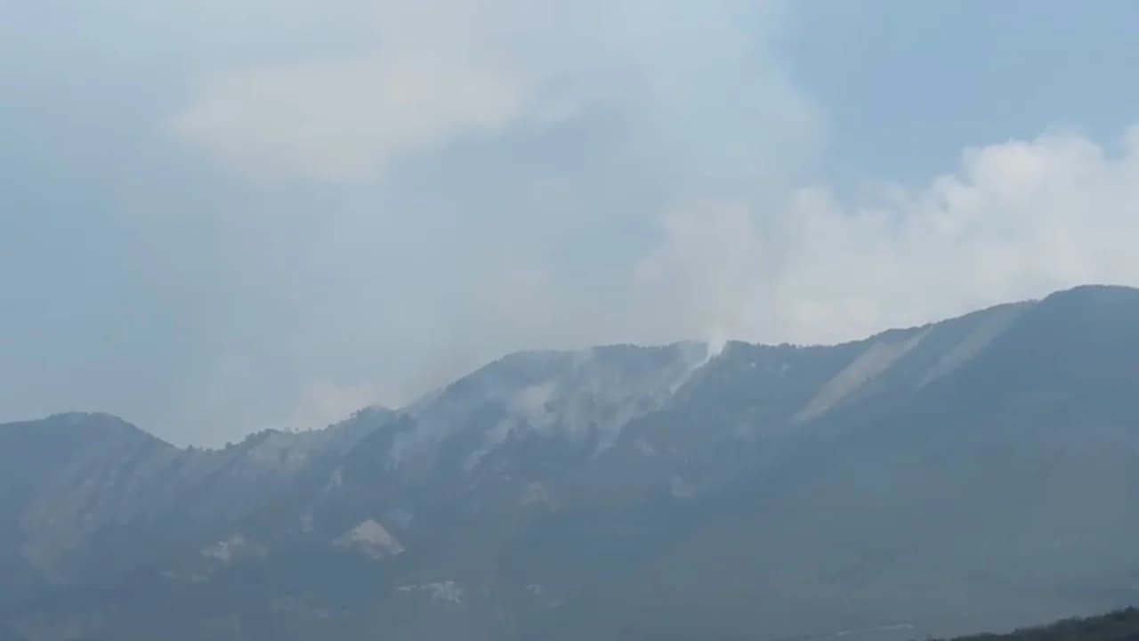 Izolohet zjarri në Priskën e Madhe, një helikopter dhe forcat në terren punojnë për shuarjen e plotë. Rriten përmasat e zjarrit në malin e Dajtit