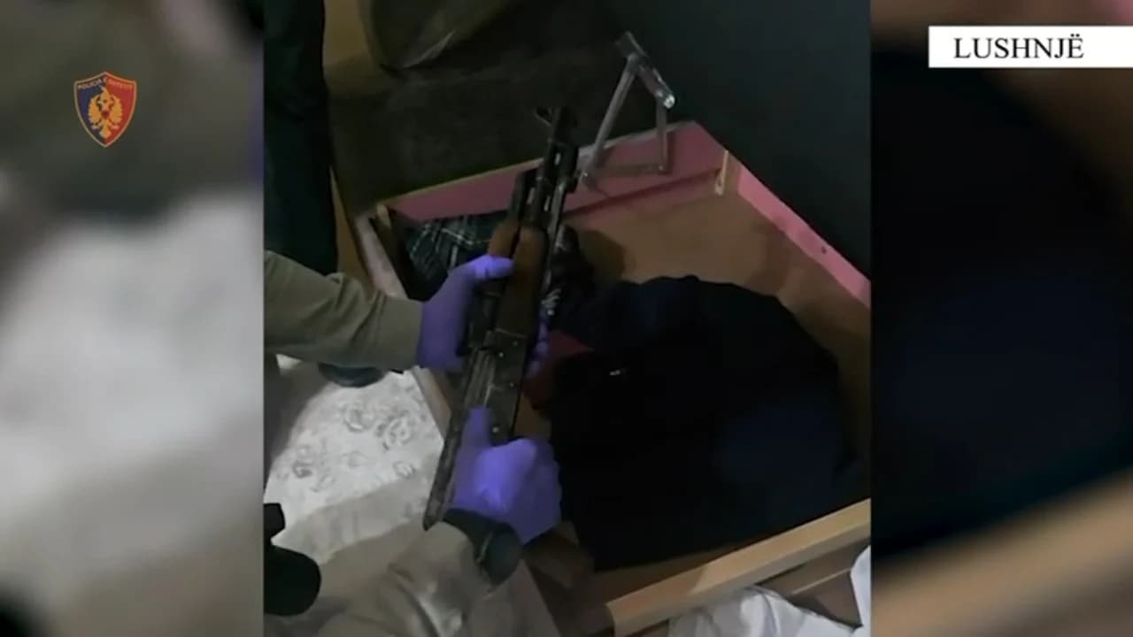 Drogë në makinë dhe armë në shtëpi, arrestohen në flagrancë babë e bir në Lushnje. Zbardhen identitetet