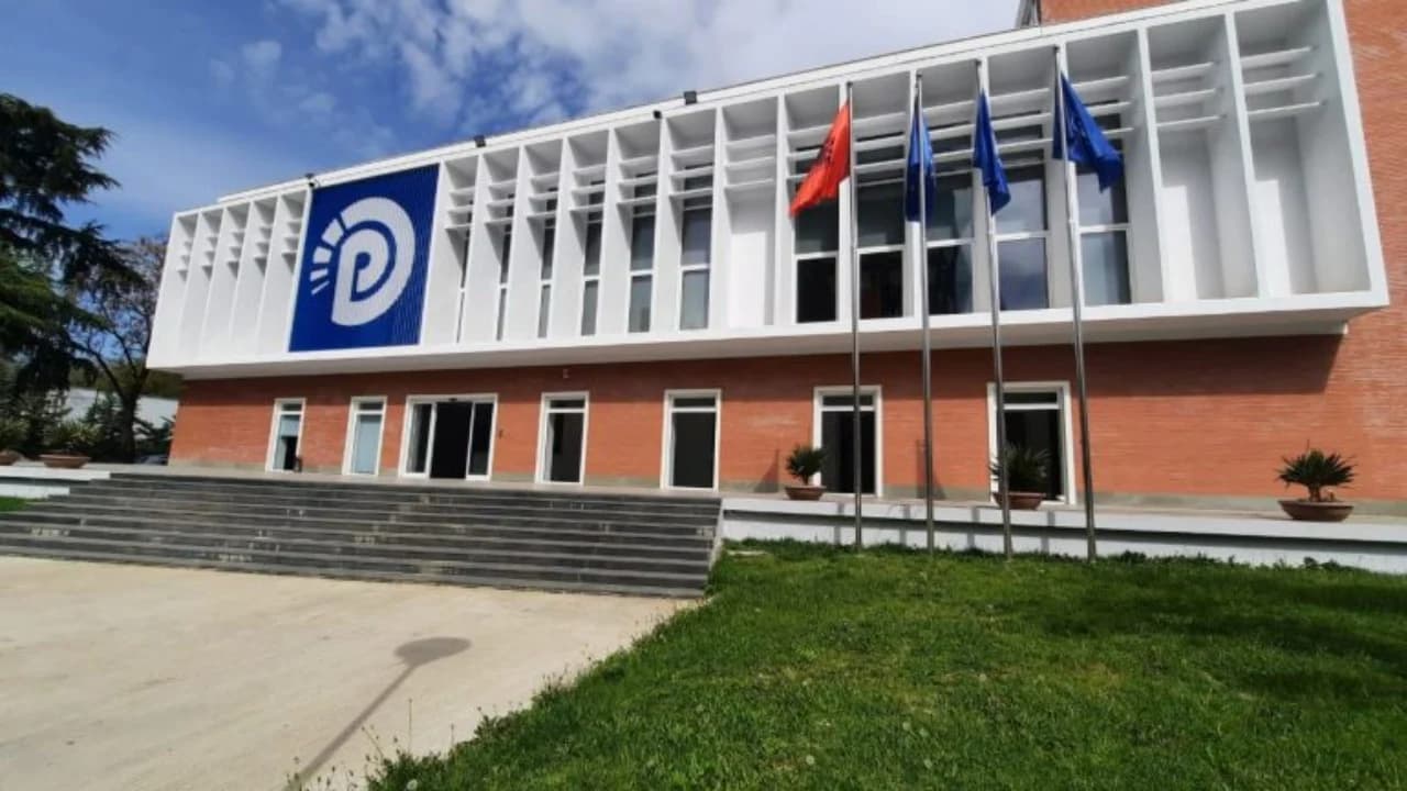 Kufizimet ndaj gazetarëve në GJKKO, PD del kundër rregullores së re: Siguria nuk mund të përdoret për të kufizuar transparencën