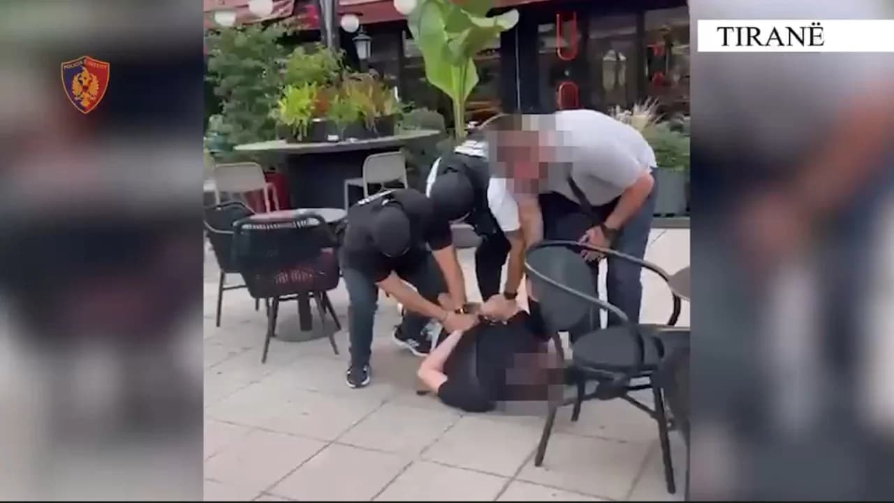 Po shkëmbenin kokainë në rrugë, dy të rinjtë arrestohen në flagrancë në Tiranë. Sekuestrohen 252 gramë drogë