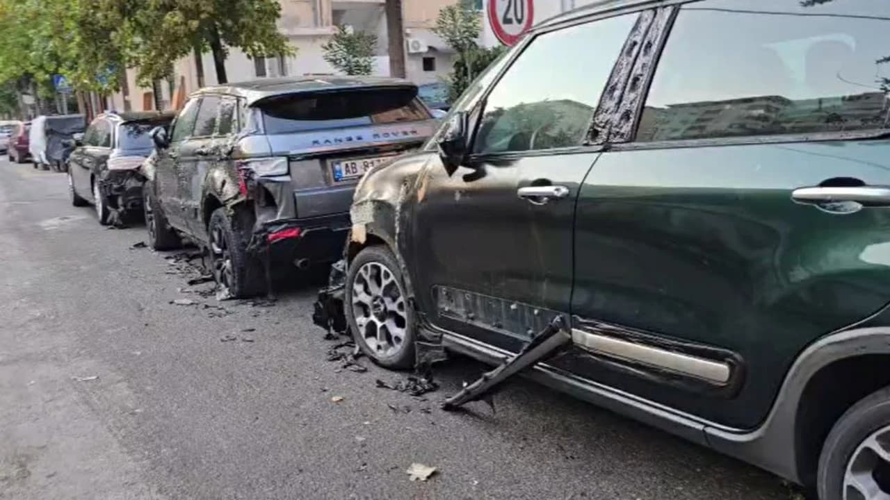 Digjen kazanë mbetjesh dhe përfshihen nga flakët 3 automjete në Durrës/ Dyshohet për dy zjarrvënie të qëllimshme, nga i njëjti autor