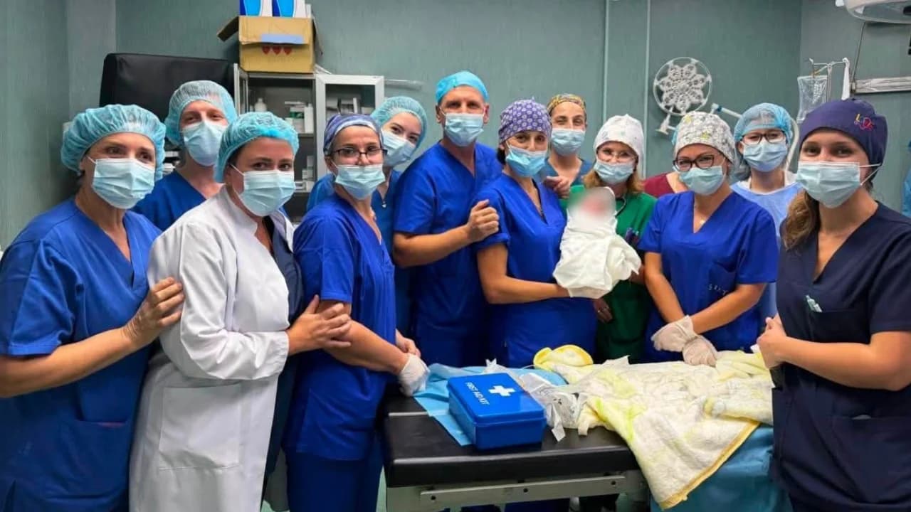Gruaja shtatzënë nuk arrin të shkojë në maternitet dhe paraqitet në Spitalin e Traumës, mjekët ndërhyjnë në kohë. Shpëtohet nëna dhe foshnja