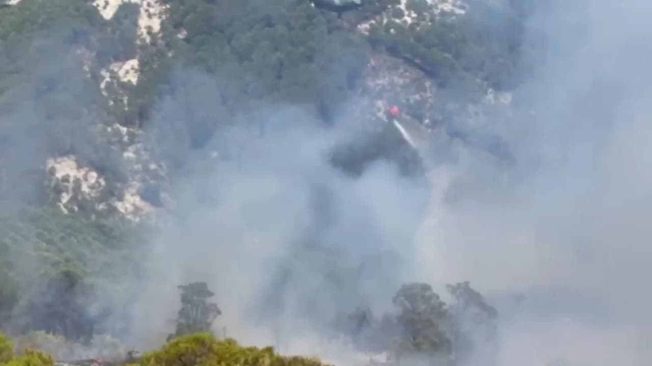 Vijon beteja me flakët në Mallakastër, era e fortë aktivizon sërish zjarrin në Drenie