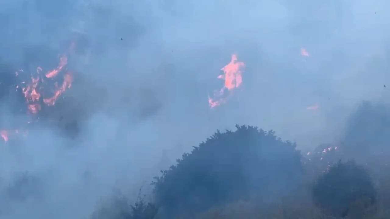 Zjarri në Dardhë të Librazhdit vijon prej 6 ditësh, terreni malor vështirëson shuarjen e flakëve