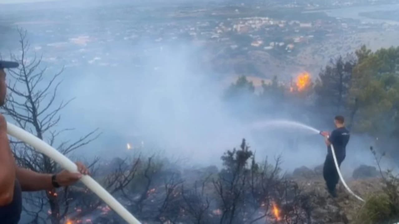 Zjarret në Shkodër, nën kontroll disa vatra, vijon operacioni për shuarjen e flakëve në Vaun e Dejës