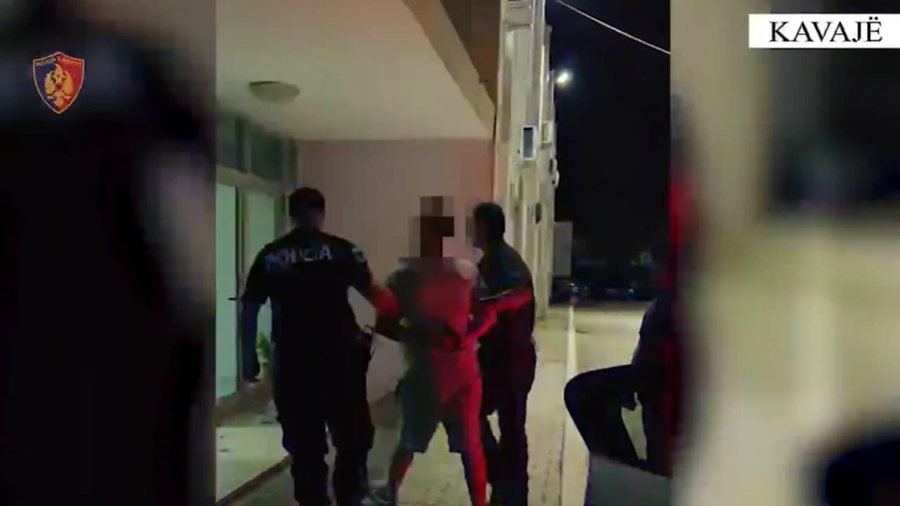 Parandalohet ngjarja e rëndë në Rrogozhinë, arrestohet i riu që kanosi me kallashnikov 35-vjeçarin
