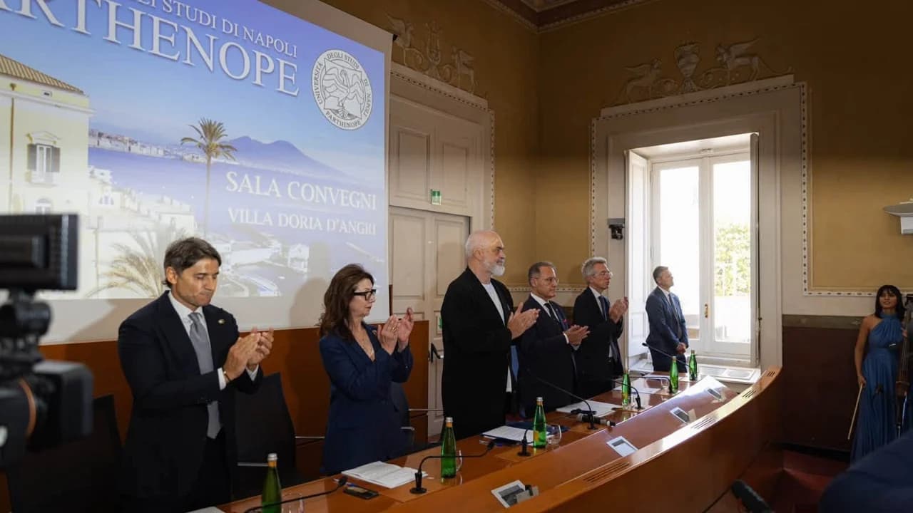 Rama publikon fotot nga ceremonia e inaugurimit të Konsullatës së Nderit të Shqipërisë në Napoli, zbulon dhuratën e veçantë që mori