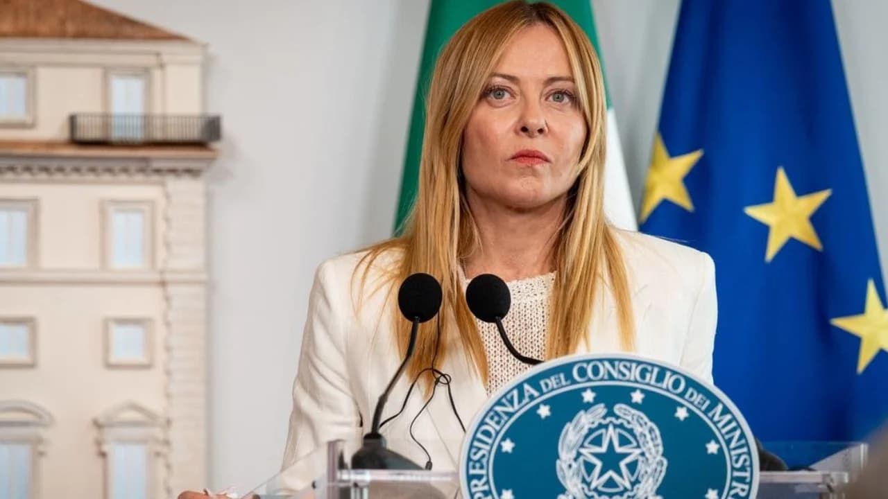 Meloni paralajmëron masa të reja në shkollat në Itali: Kufizim për nxënësit e huaj dhe ndalim të burkave e hixhabeve