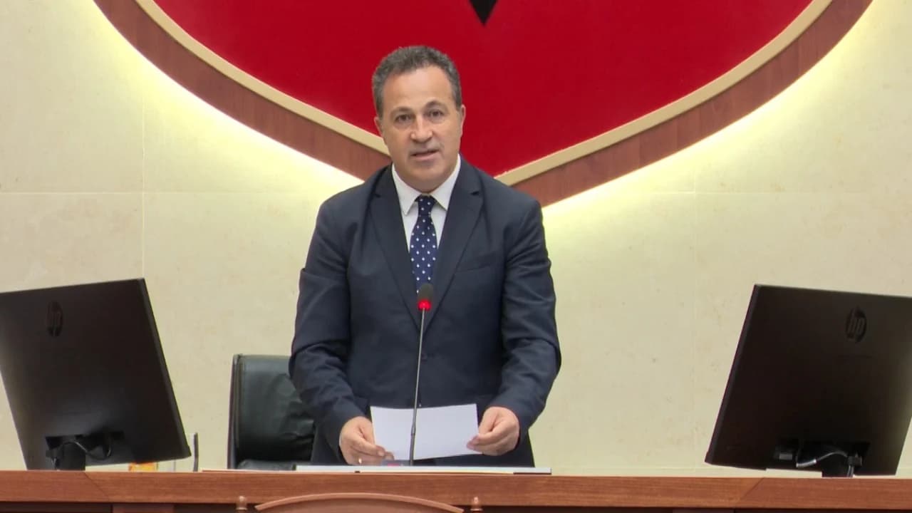 UÇK i bën bashkë të gjithë në Parlament, Kuvendi i Shqipërisë del me deklaratë të përbashkët: Nuk mund të barazohet agresori me viktimën