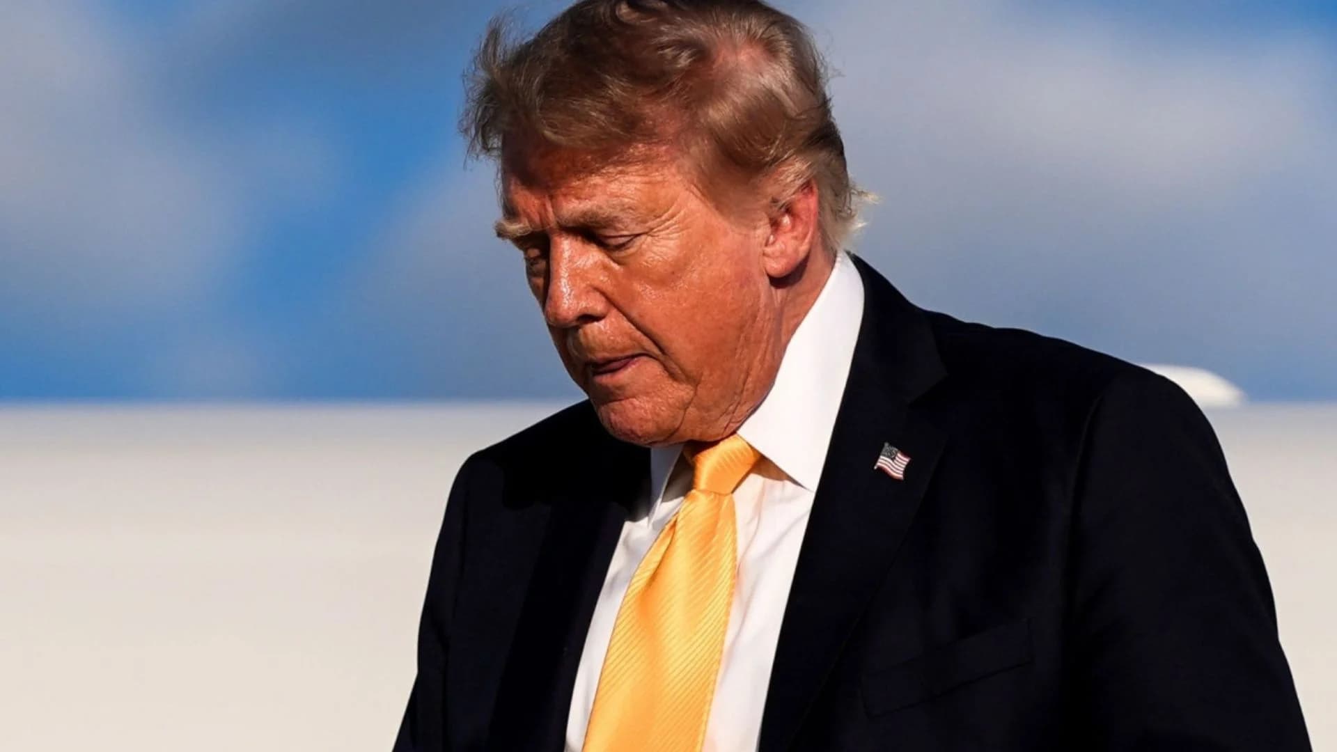 Trump është brun? Fotot që po bëjnë xhiron e rrjetit, presidenti amerikan shfaqet në publik me look-un e ri
