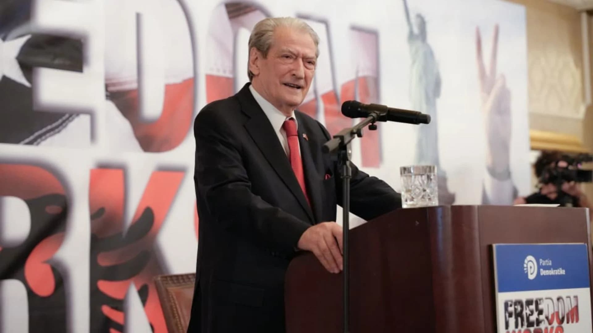 “Ata që përgatitën mashtrimet ndaj meje janë prapa hekurave”, Berisha nga New Jersey: Qëndroj sot në tokën që tentuan të më ndalonin