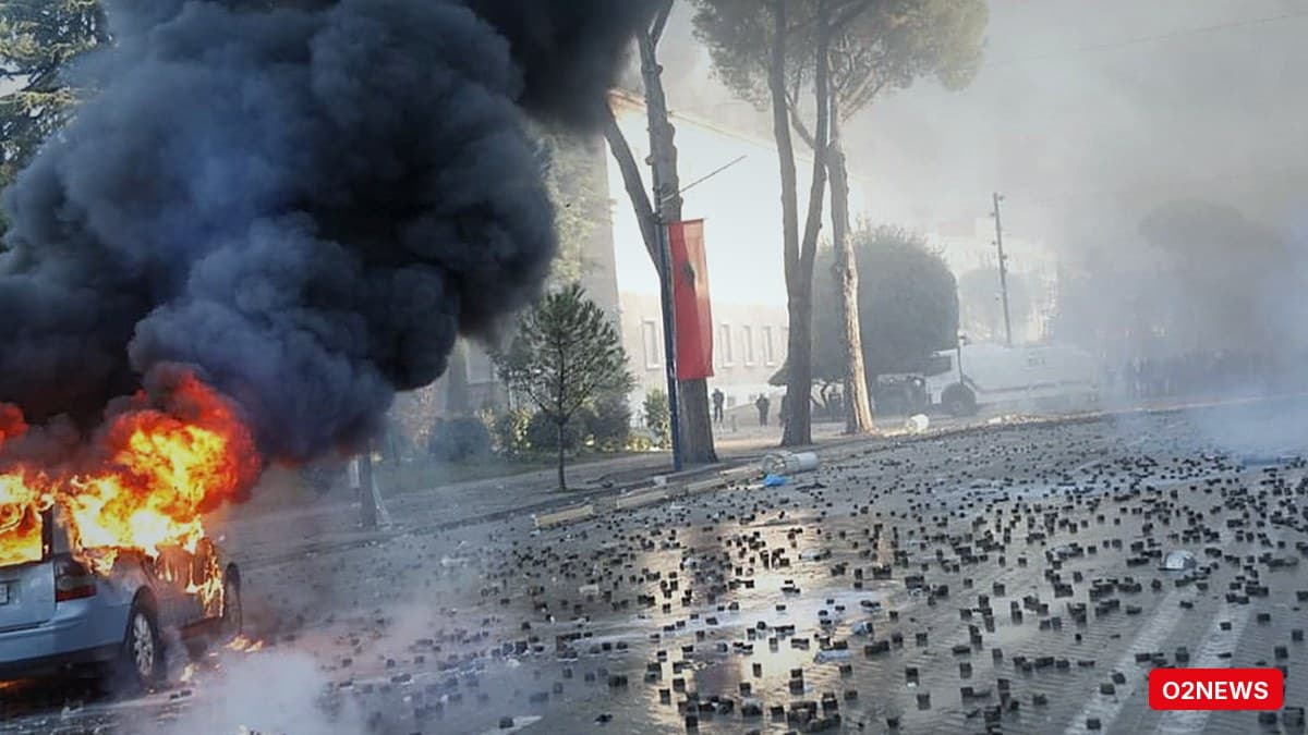 Bashkia e Tiranës heq pllakat e trotuareve në bulevard para protestës së studentëve