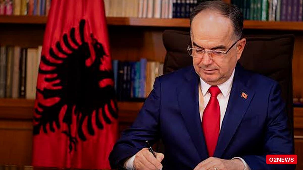 Begaj dëgjon dy grupe protestuesish në Tiranë: kërkohet shpërndarja e Parlamentit dhe qeveri tranzitore