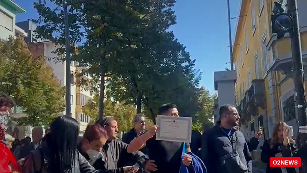 Dita e gjashtë e protestës para Ministrisë së Arsimit; i riu djeg certifikatën e Olimpiadës