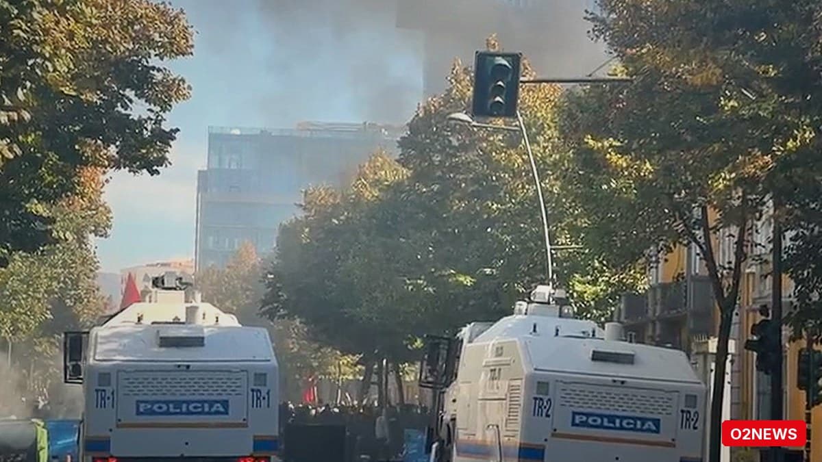 Flakë në ballkonin e Ministrisë së Arsimit gjatë protestës; policia përdor sërish gaz lotsjellës