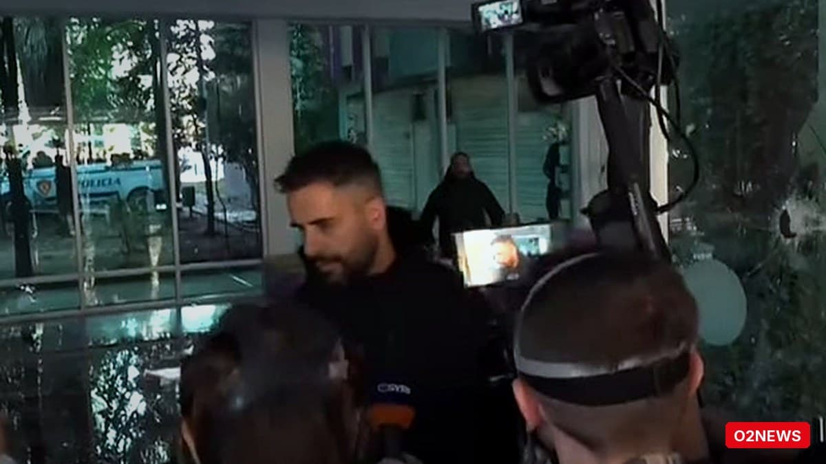 Gurë drejt selisë së PS-së; policia përdor gaz lotsjellës për shpërndarjen e turmës