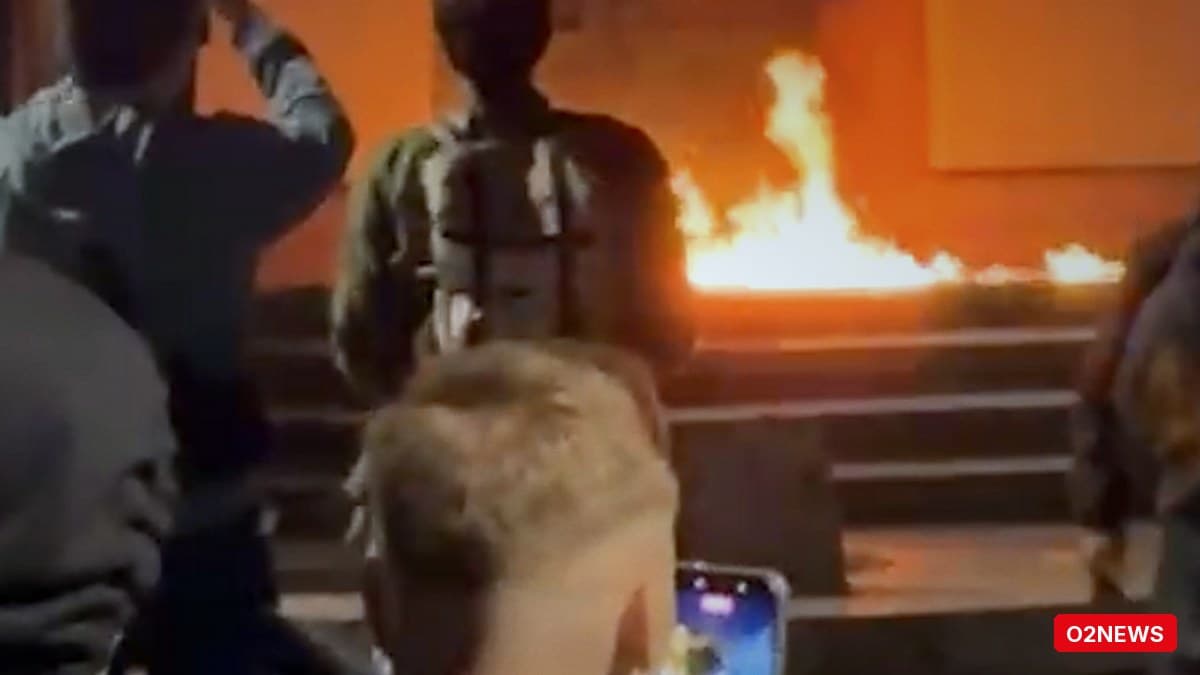 Hyrja e Ministrisë së Brendshme digjet gjatë protestës; Garda ndërhyn menjëherë
