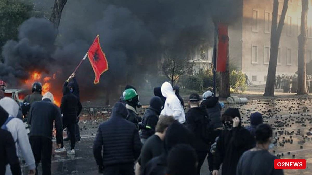 Koment publik ngre akuza për dhunë dhe garë për kontrollin e protestave në Tiranë
