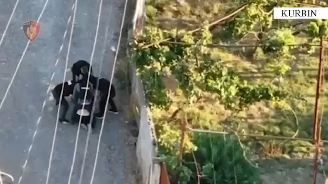 Gjatë ndjekjes nga Policia përplas makinën e efektivëve dhe hedh pistoletën pa leje, arrestohet 27-vjeçari në Mamurras