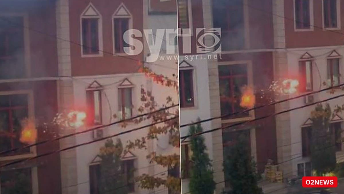 Pamje nga Komisariati Nr. 3: fishekzjarrë të qëlluara nga brenda, flakë në godinë gjatë përplasjeve