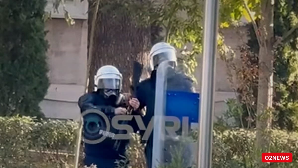 Pamje të reja: oficer policie përgatit armë me plumba gome ndaj protestuesve të rinj