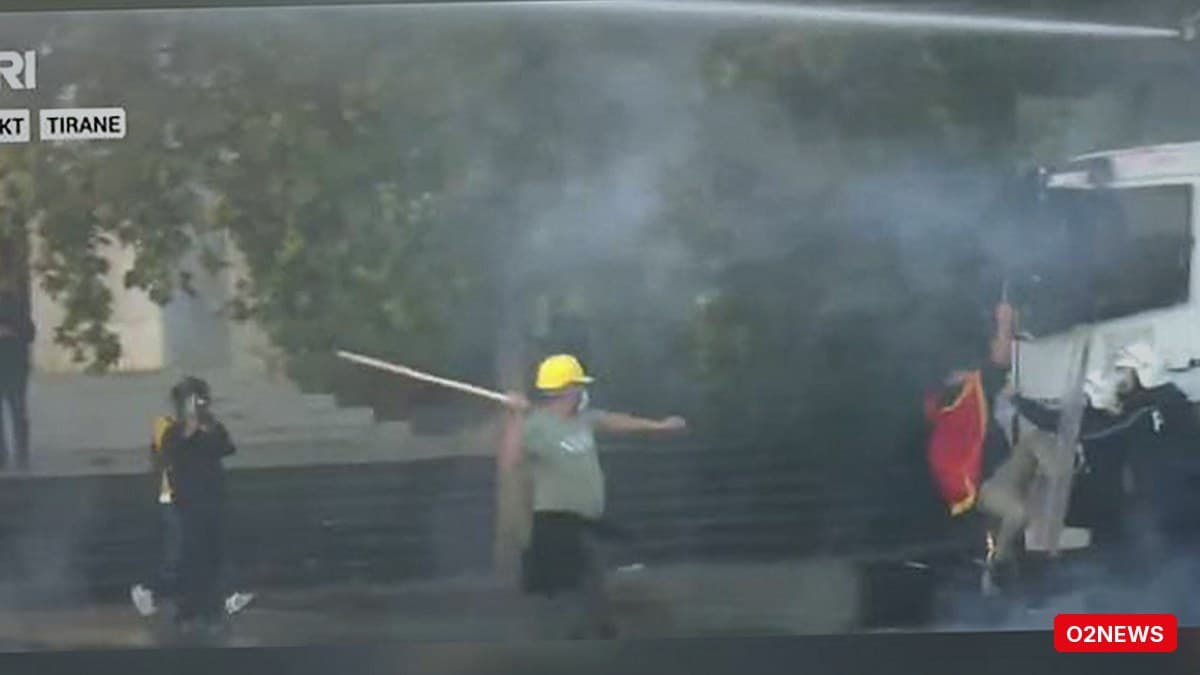 Përplasje në sheshin “Skënderbej”: gaz lotsjellës dhe ujë në ditën e gjashtë të protestës studentore