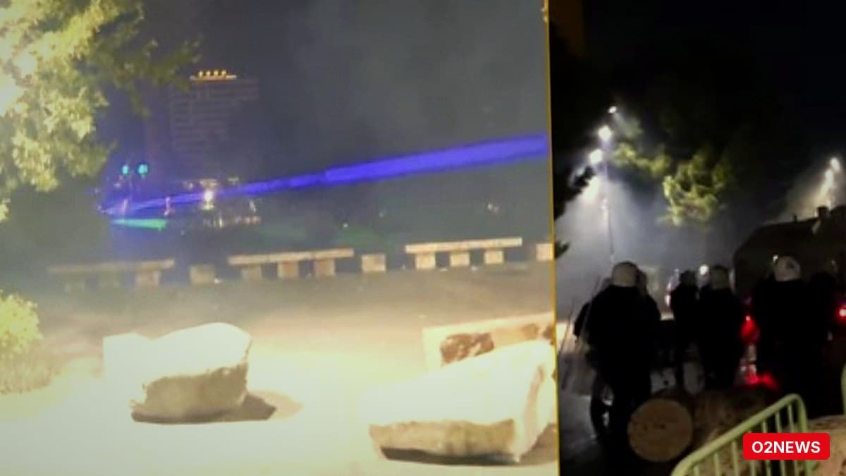 Përplasje para Ministrisë së Brendshme: fishekzjarrë e lazer ndaj autobotëve, policia përgjigjet me ujë