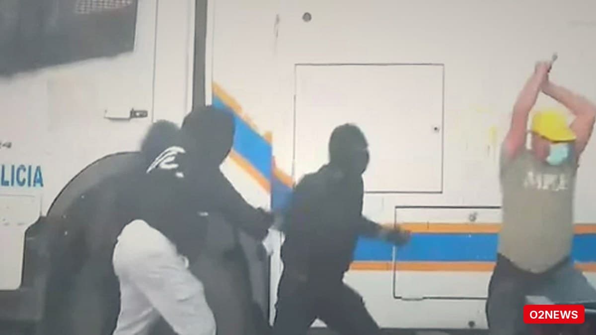 Person i dhunuar nga protestuesit në sheshin “Skënderbej”, merret nga policia në gjendje të rëndë