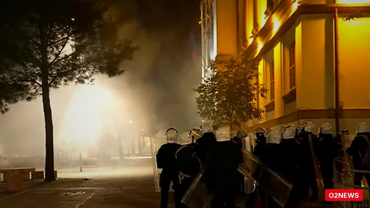Protesta në Tiranë: derës së Infrastrukturës i vihet flaka, preket edhe Ministria e Brendshme