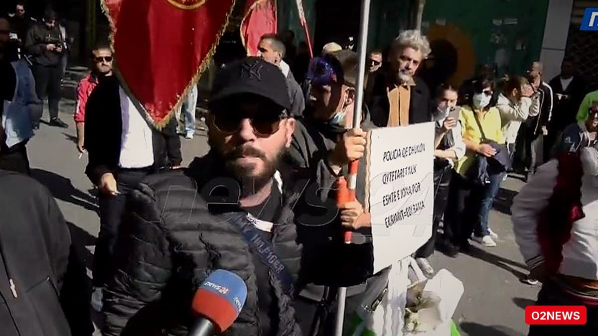 Protestë para Ministrisë së Arsimit: thirrje për paqe dhe duartrokitje për një qytetar
