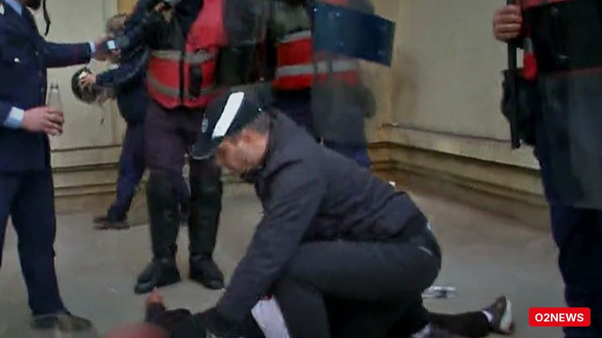 Qytetar nga Korça sulmohet nga protestues në sheshin Skënderbej; i plagosur edhe një polic