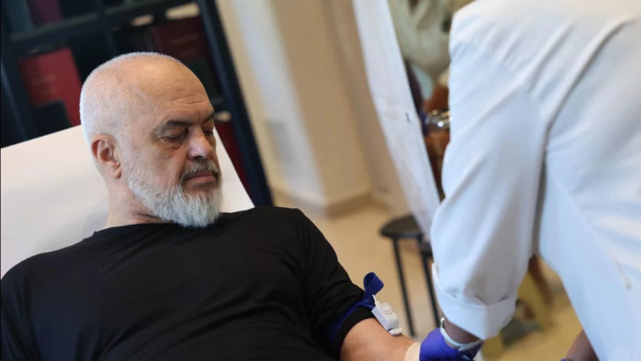 “Edhe këtë vit”/ Rama dhuron gjak dhe ndan pamjet nga nisma e Kryeministrisë